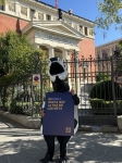 Foto de Un grupo de jóvenes organiza una protesta frente a la RAE para reducir la brecha lingüística generacional