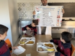 Foto de Colegio Juan Pablo II de Parla: en la mesa y en el cole se descubre al caballero