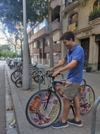 Cityflow y el Circo de Fofito pedalean juntos: magia circense cruza Valencia sobre dos ruedas