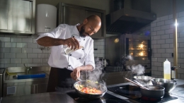 Los tipos de planchas industriales de cocina: Pros y Contras