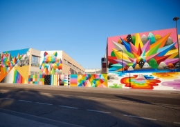 'Paisajes que te observan': Okuda San Miguel transforma el Colegio Miramadrid con sus coloridos murales