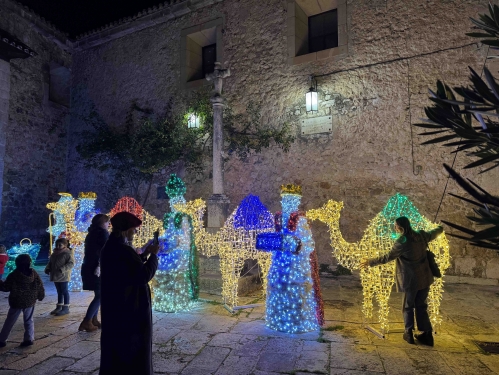 Los niños de Pastrana encienden la primera Navidad con pregón de la villa ducal 