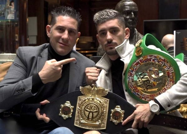 ANTONIO ORDEN CAMPEON MUNDIAL WBC DE MUAY THAI FIRMA ACUERDO CON ANTONIO RICOBALDI Y UGC