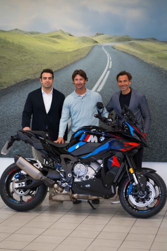 Juan Carlos Ferrero recoge su impresionante BMW M1000 XR en Benigar