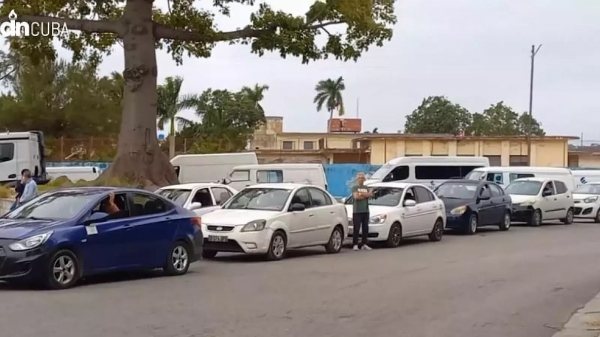 Colas interminables para comprar combustible en La Habana