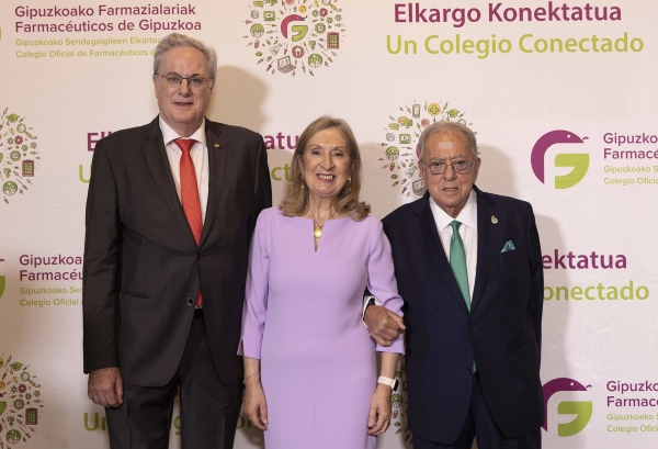 El Colegio Oficial de Farmacéuticos de Gipuzkoa reconoce la trayectoria de Diego Murillo, presidente de honor de AMA