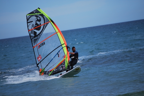 Descubre la adrenalina del Windsurf con los mejores cursos de Windsurf en Alicante