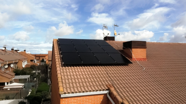 Las placas solares ahorran hasta 1.260€/año frente a las nuevas subidas de impuestos, según SotySolar