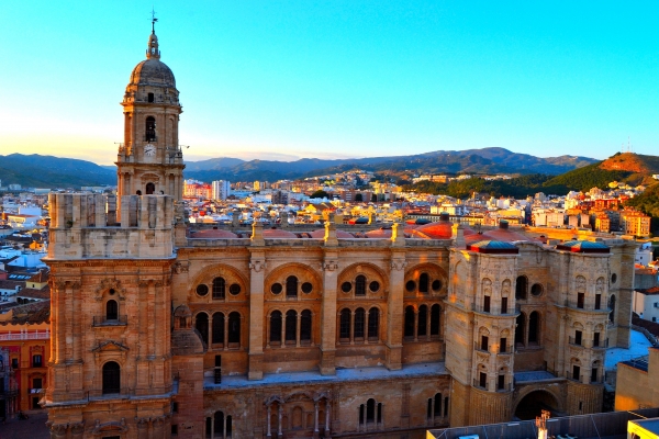 ¿Por qué solo hay una torre en la catedral de Málaga?