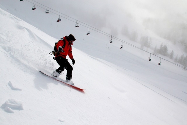 Deporte en la nieve: Iniciación y práctica de snowboard.