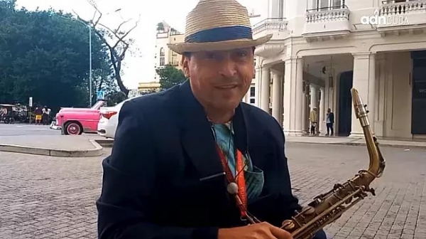 “Aquí hay que hacer de todo, mi hermano”: de traductor a músico en las calles de La Habana