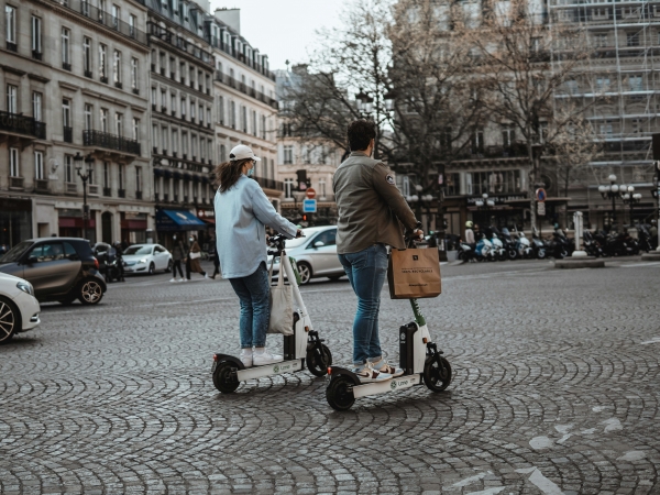 Quirón Prevención ofrece recomendaciones para un uso seguro de bicicletas y patinetes eléctricos en entornos urbanos